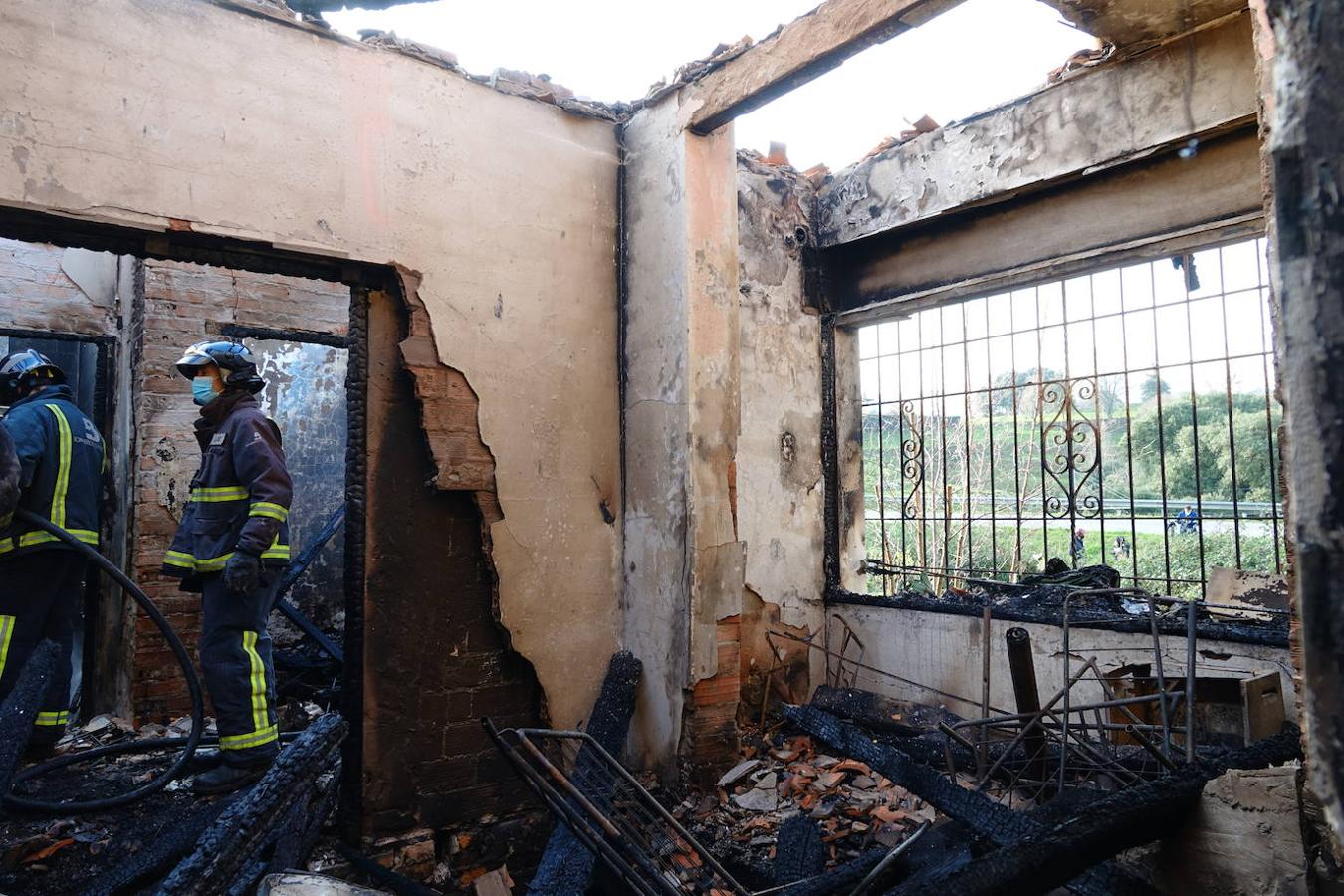 Brutal incendio en Ribadesella. Dos personas han resultado heridas de consideración, con quemaduras de gravedad. La vivienda, de una planta y ubicada en las inmediaciones de la estación de tren, quedó afectada en su totalidad.