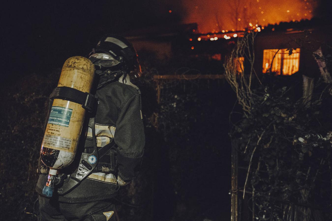 Brutal incendio en Ribadesella. Dos personas han resultado heridas de consideración, con quemaduras de gravedad. La vivienda, de una planta y ubicada en las inmediaciones de la estación de tren, quedó afectada en su totalidad.