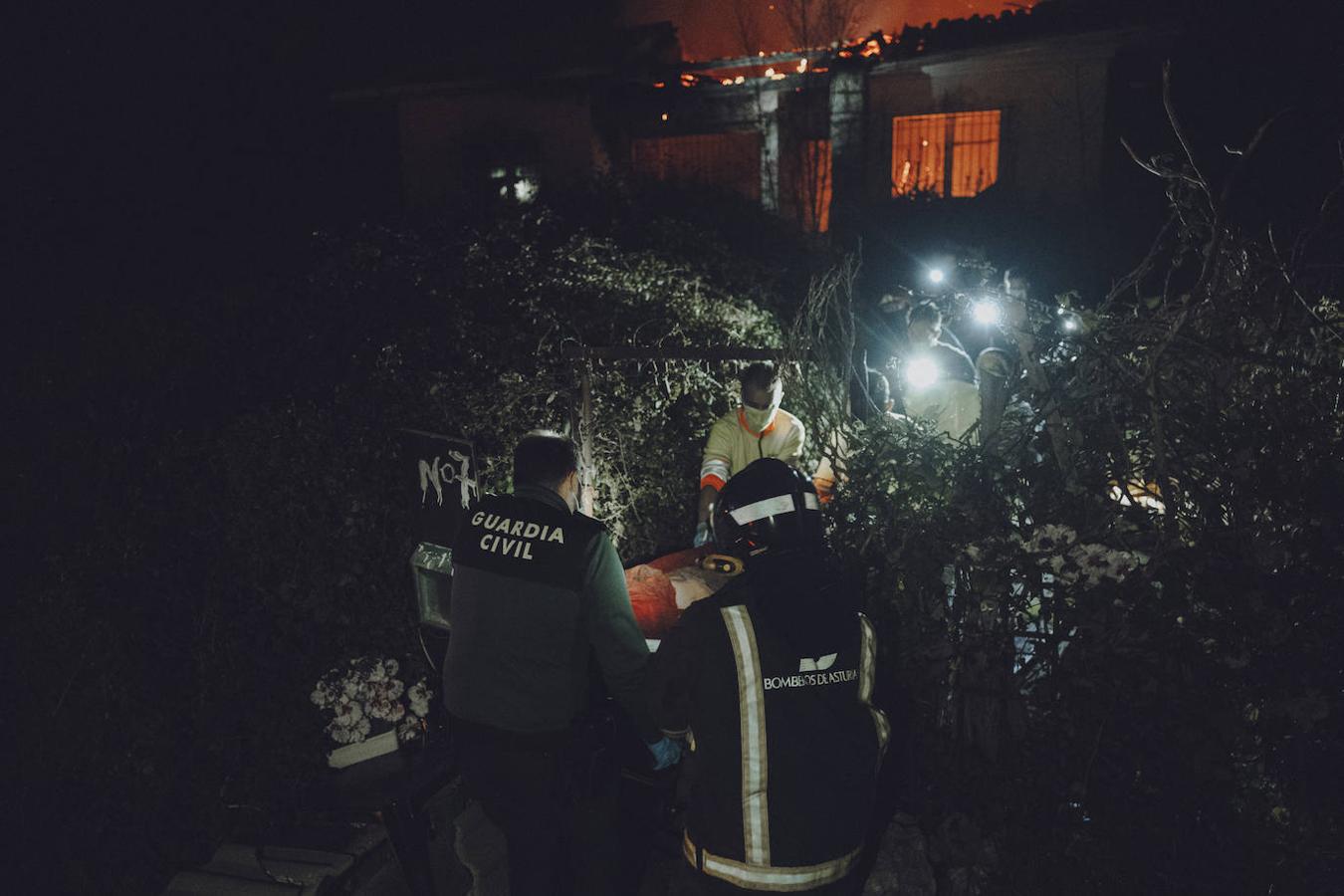 Brutal incendio en Ribadesella. Dos personas han resultado heridas de consideración, con quemaduras de gravedad. La vivienda, de una planta y ubicada en las inmediaciones de la estación de tren, quedó afectada en su totalidad.