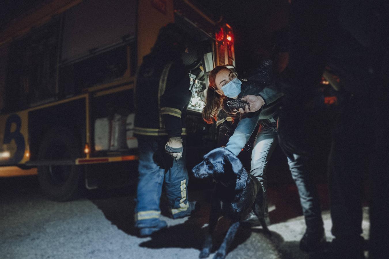 Brutal incendio en Ribadesella. Dos personas han resultado heridas de consideración, con quemaduras de gravedad. La vivienda, de una planta y ubicada en las inmediaciones de la estación de tren, quedó afectada en su totalidad.