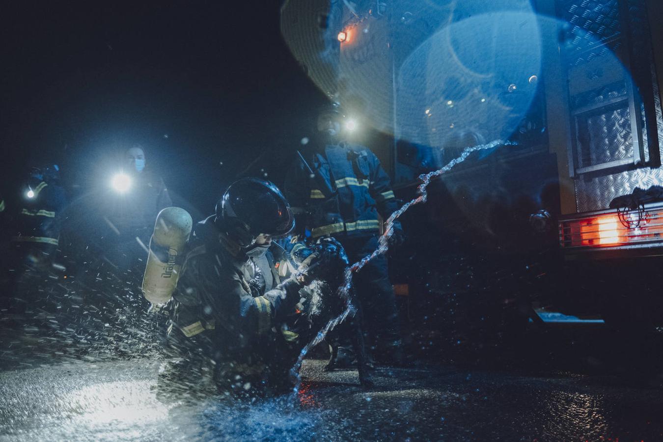 Brutal incendio en Ribadesella. Dos personas han resultado heridas de consideración, con quemaduras de gravedad. La vivienda, de una planta y ubicada en las inmediaciones de la estación de tren, quedó afectada en su totalidad.