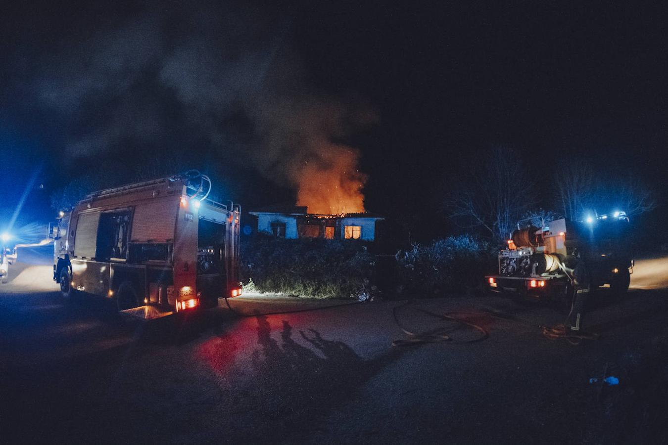 Brutal incendio en Ribadesella. Dos personas han resultado heridas de consideración, con quemaduras de gravedad. La vivienda, de una planta y ubicada en las inmediaciones de la estación de tren, quedó afectada en su totalidad.