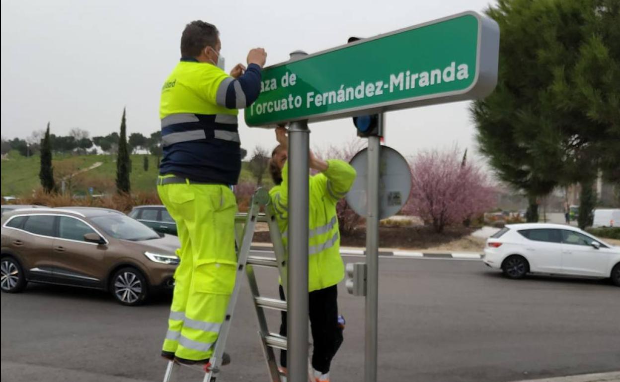 Los operarios colocaban esta mañana la nueva placa de la plaza de Madrid.