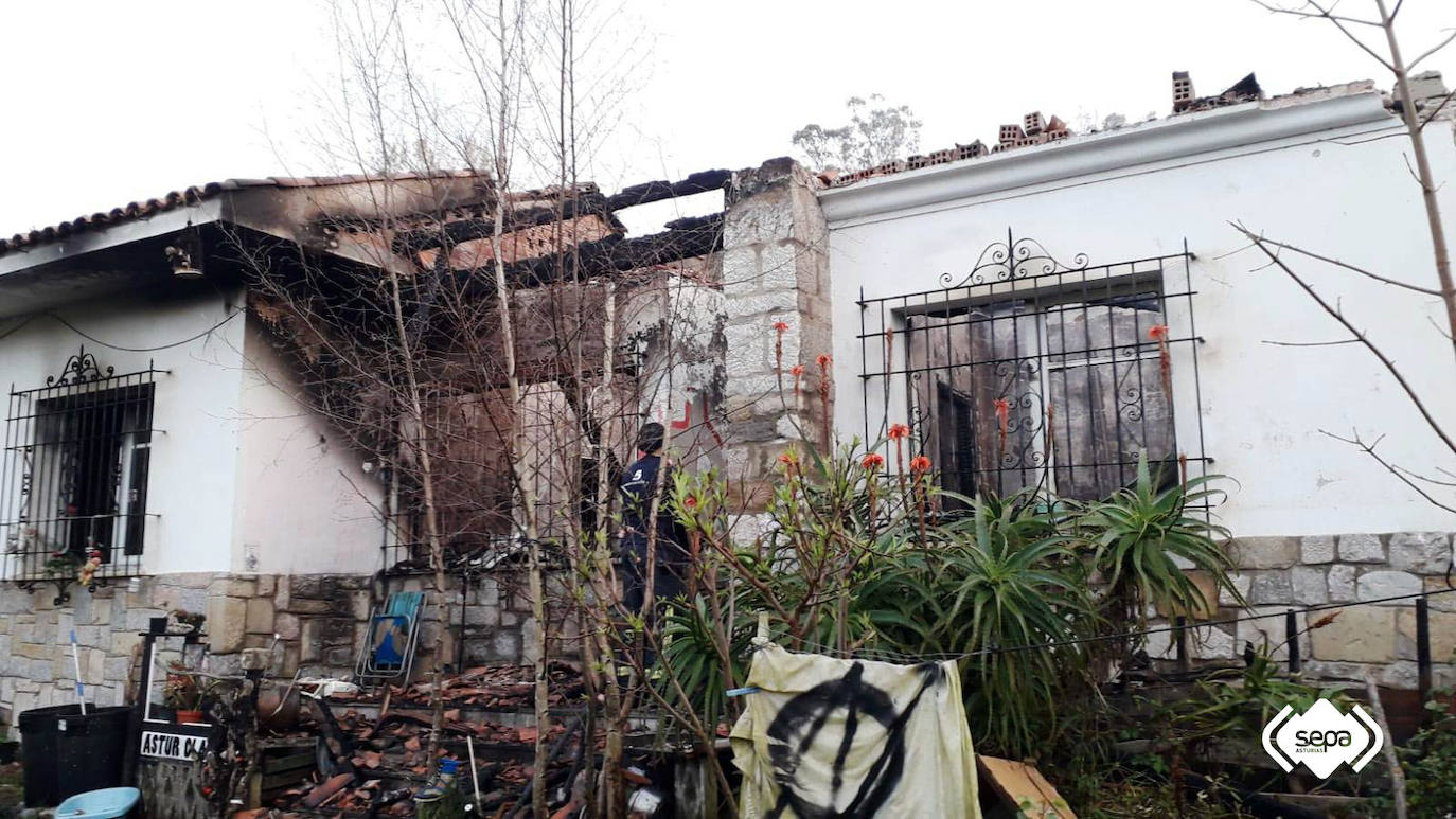 Brutal incendio en Ribadesella. Dos personas han resultado heridas de consideración, con quemaduras de gravedad. La vivienda, de una planta y ubicada en las inmediaciones de la estación de tren, quedó afectada en su totalidad.