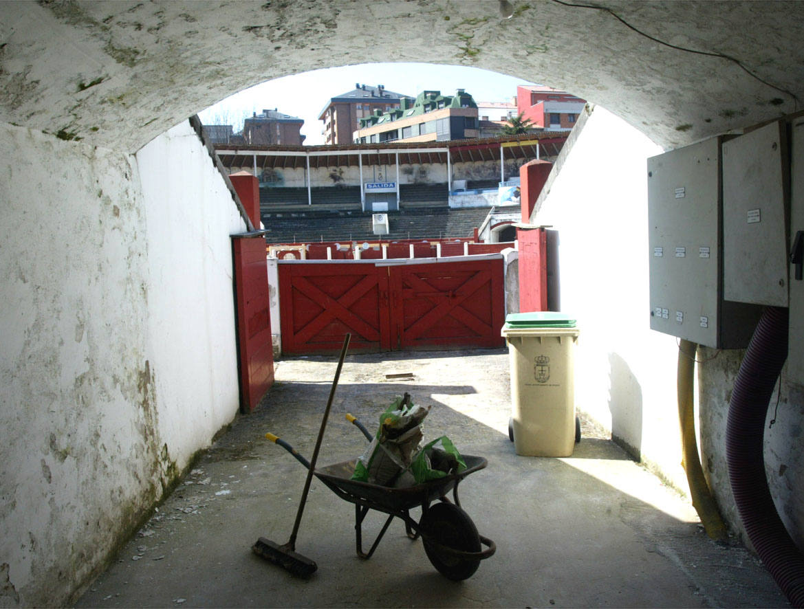 La plaza de toros de Oviedo data de 1889 y durante más de un siglo permaneció en actividad combinando las corridas taurinas con otras actividades lúdicas. A pesar de que en 2007 fue declarada Bien de Interés Cultural (BIC) la maleza y el abandono se ciernen sobre ella. Ayer, el Consejo de Patrimonio respondió de forma positiva a la consulta del Ayuntamiento sobre el proyecto de reforma y adaptación a nuevos usos, que quizás escriba un nuevo futuro para el emplazamiento. 