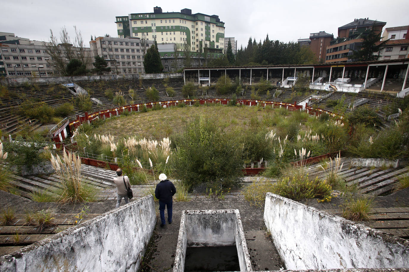 La plaza de toros de Oviedo data de 1889 y durante más de un siglo permaneció en actividad combinando las corridas taurinas con otras actividades lúdicas. A pesar de que en 2007 fue declarada Bien de Interés Cultural (BIC) la maleza y el abandono se ciernen sobre ella. Ayer, el Consejo de Patrimonio respondió de forma positiva a la consulta del Ayuntamiento sobre el proyecto de reforma y adaptación a nuevos usos, que quizás escriba un nuevo futuro para el emplazamiento. 