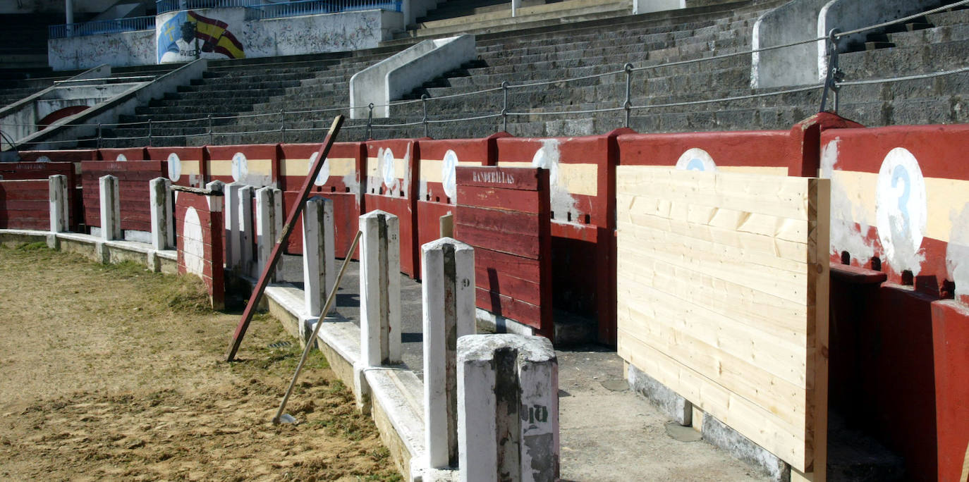 La plaza de toros de Oviedo data de 1889 y durante más de un siglo permaneció en actividad combinando las corridas taurinas con otras actividades lúdicas. A pesar de que en 2007 fue declarada Bien de Interés Cultural (BIC) la maleza y el abandono se ciernen sobre ella. Ayer, el Consejo de Patrimonio respondió de forma positiva a la consulta del Ayuntamiento sobre el proyecto de reforma y adaptación a nuevos usos, que quizás escriba un nuevo futuro para el emplazamiento. 