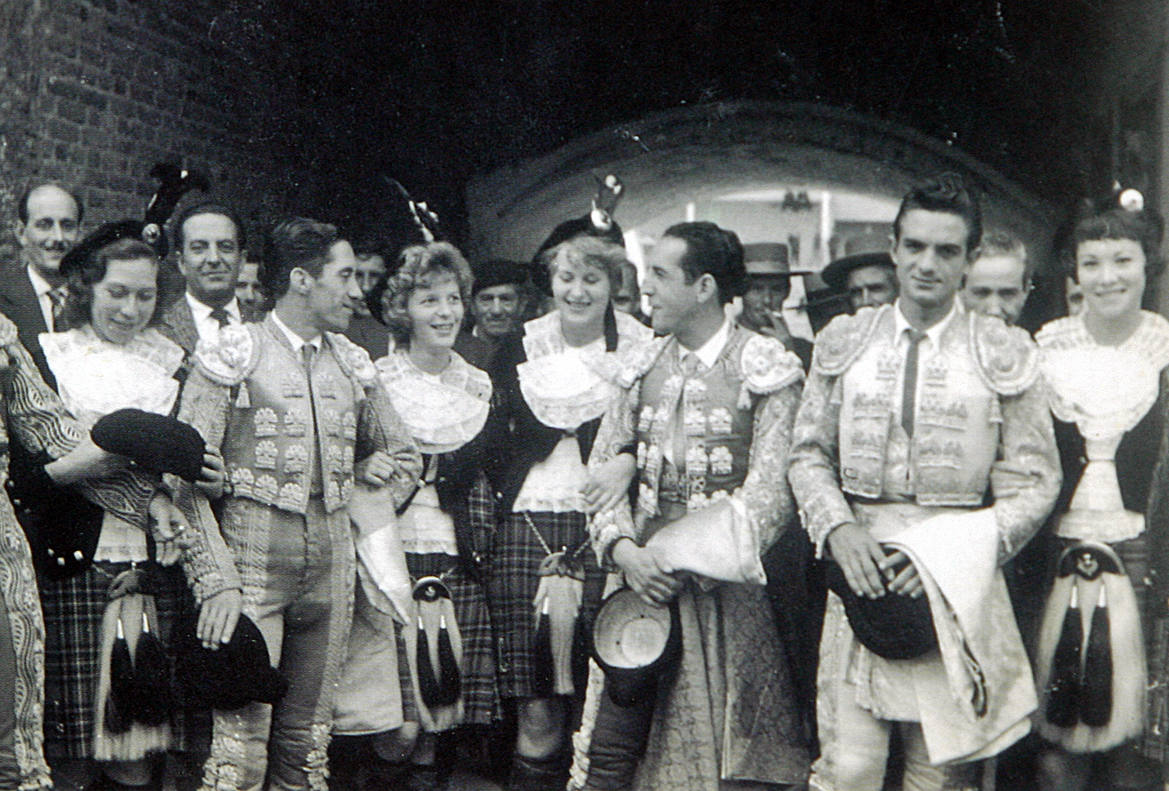 La plaza de toros de Oviedo data de 1889 y durante más de un siglo permaneció en actividad combinando las corridas taurinas con otras actividades lúdicas. A pesar de que en 2007 fue declarada Bien de Interés Cultural (BIC) la maleza y el abandono se ciernen sobre ella. Ayer, el Consejo de Patrimonio respondió de forma positiva a la consulta del Ayuntamiento sobre el proyecto de reforma y adaptación a nuevos usos, que quizás escriba un nuevo futuro para el emplazamiento. 