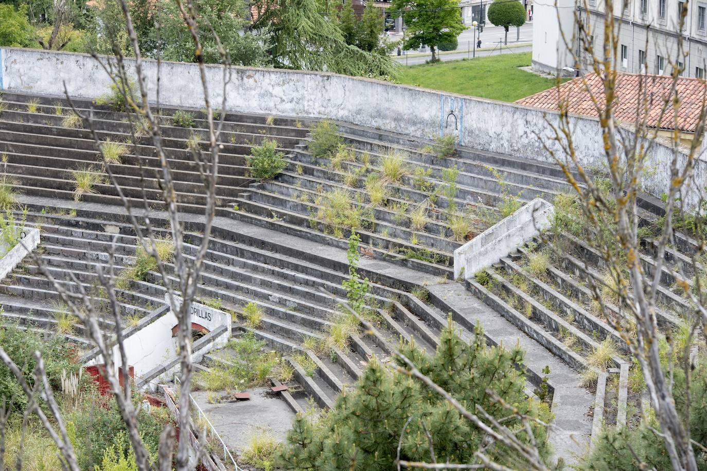 La plaza de toros de Oviedo data de 1889 y durante más de un siglo permaneció en actividad combinando las corridas taurinas con otras actividades lúdicas. A pesar de que en 2007 fue declarada Bien de Interés Cultural (BIC) la maleza y el abandono se ciernen sobre ella. Ayer, el Consejo de Patrimonio respondió de forma positiva a la consulta del Ayuntamiento sobre el proyecto de reforma y adaptación a nuevos usos, que quizás escriba un nuevo futuro para el emplazamiento. 