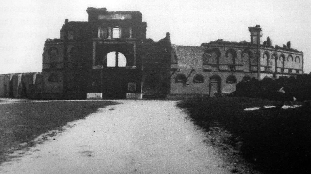 La plaza de toros de Oviedo data de 1889 y durante más de un siglo permaneció en actividad combinando las corridas taurinas con otras actividades lúdicas. A pesar de que en 2007 fue declarada Bien de Interés Cultural (BIC) la maleza y el abandono se ciernen sobre ella. Ayer, el Consejo de Patrimonio respondió de forma positiva a la consulta del Ayuntamiento sobre el proyecto de reforma y adaptación a nuevos usos, que quizás escriba un nuevo futuro para el emplazamiento. 