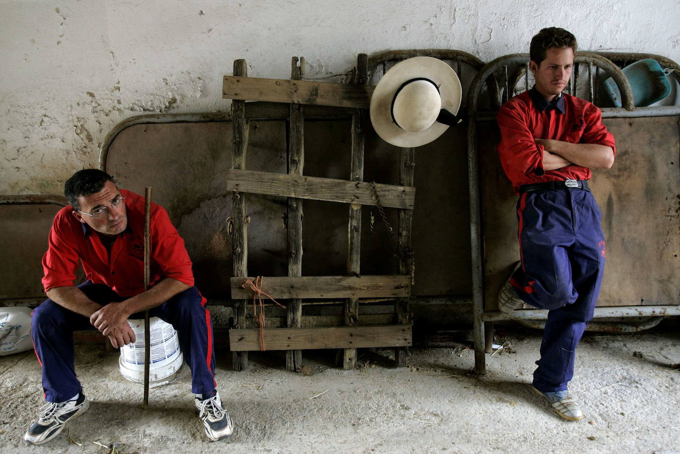 La plaza de toros de Oviedo data de 1889 y durante más de un siglo permaneció en actividad combinando las corridas taurinas con otras actividades lúdicas. A pesar de que en 2007 fue declarada Bien de Interés Cultural (BIC) la maleza y el abandono se ciernen sobre ella. Ayer, el Consejo de Patrimonio respondió de forma positiva a la consulta del Ayuntamiento sobre el proyecto de reforma y adaptación a nuevos usos, que quizás escriba un nuevo futuro para el emplazamiento. 