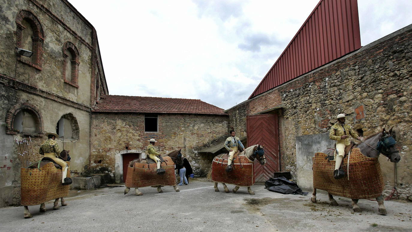 La plaza de toros de Oviedo data de 1889 y durante más de un siglo permaneció en actividad combinando las corridas taurinas con otras actividades lúdicas. A pesar de que en 2007 fue declarada Bien de Interés Cultural (BIC) la maleza y el abandono se ciernen sobre ella. Ayer, el Consejo de Patrimonio respondió de forma positiva a la consulta del Ayuntamiento sobre el proyecto de reforma y adaptación a nuevos usos, que quizás escriba un nuevo futuro para el emplazamiento. 