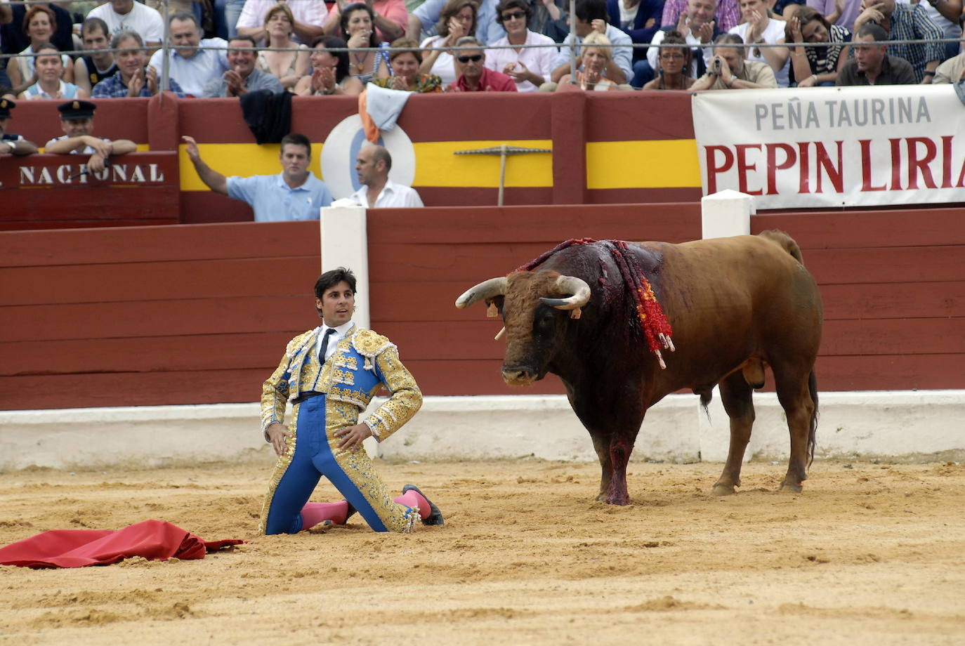 La plaza de toros de Oviedo data de 1889 y durante más de un siglo permaneció en actividad combinando las corridas taurinas con otras actividades lúdicas. A pesar de que en 2007 fue declarada Bien de Interés Cultural (BIC) la maleza y el abandono se ciernen sobre ella. Ayer, el Consejo de Patrimonio respondió de forma positiva a la consulta del Ayuntamiento sobre el proyecto de reforma y adaptación a nuevos usos, que quizás escriba un nuevo futuro para el emplazamiento. 