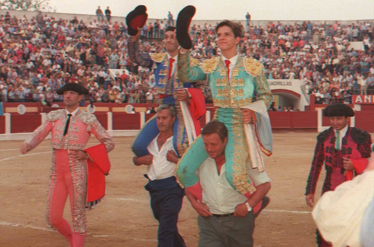 La plaza de toros de Oviedo data de 1889 y durante más de un siglo permaneció en actividad combinando las corridas taurinas con otras actividades lúdicas. A pesar de que en 2007 fue declarada Bien de Interés Cultural (BIC) la maleza y el abandono se ciernen sobre ella. Ayer, el Consejo de Patrimonio respondió de forma positiva a la consulta del Ayuntamiento sobre el proyecto de reforma y adaptación a nuevos usos, que quizás escriba un nuevo futuro para el emplazamiento. 