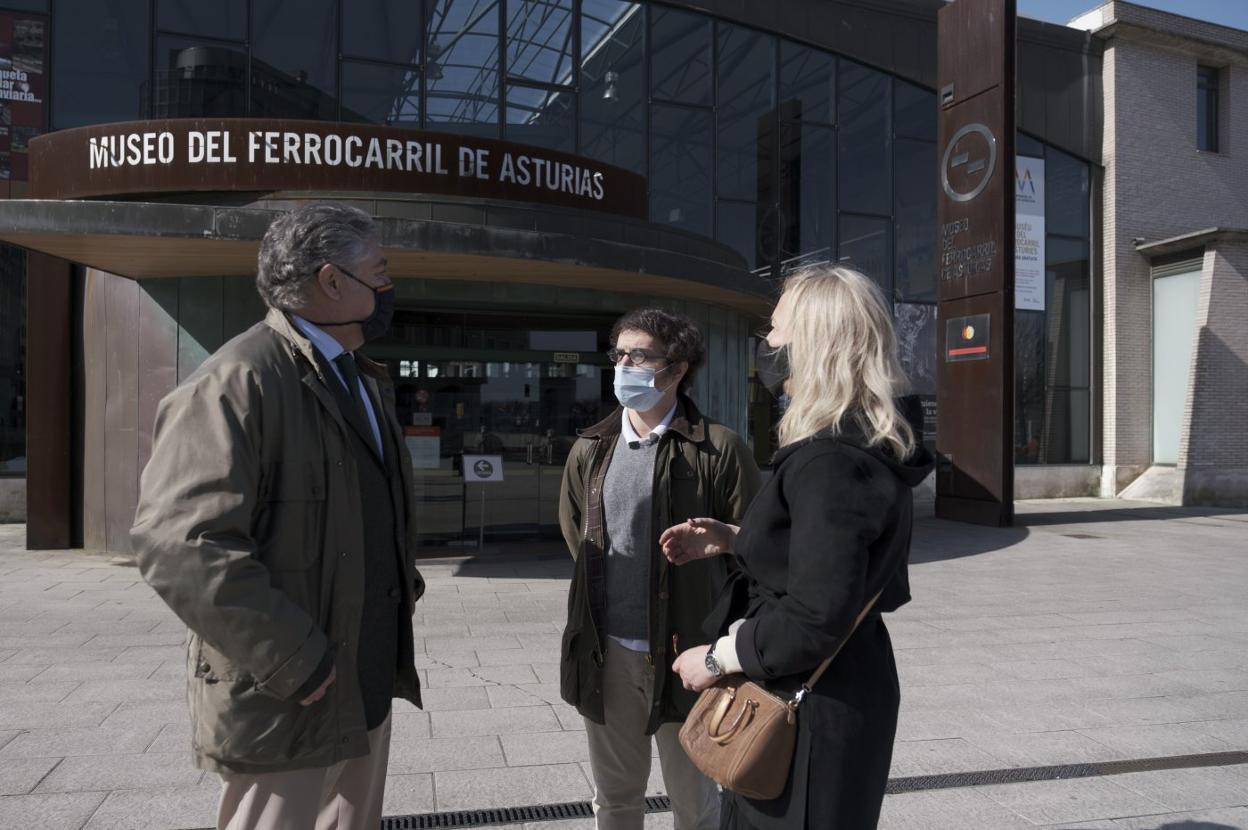El edil de Vox Eladio de la Concha, con José María Figaredo y Sara Álvarez Rouco, frente al Museo del Ferrocarril. 