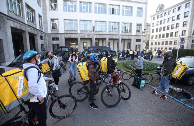 Los 'riders' se manifiestan en Oviedo y Gijón