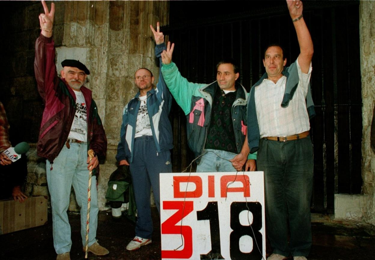 Los extrabajadores de Duro Felguera abandonando la Catedral de Oviedo, tras 318 días de encierro en contra de los despidos. 