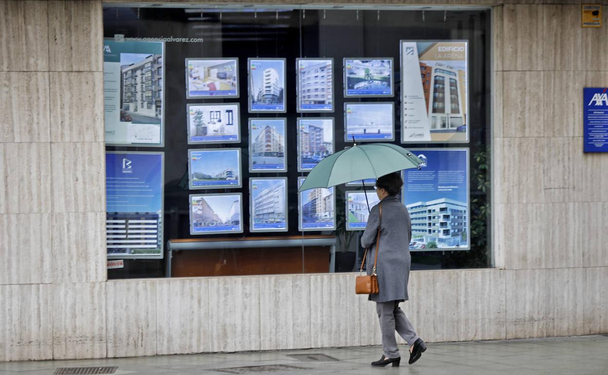 Anuncios de alquiler y venta en una inmobiliaria.