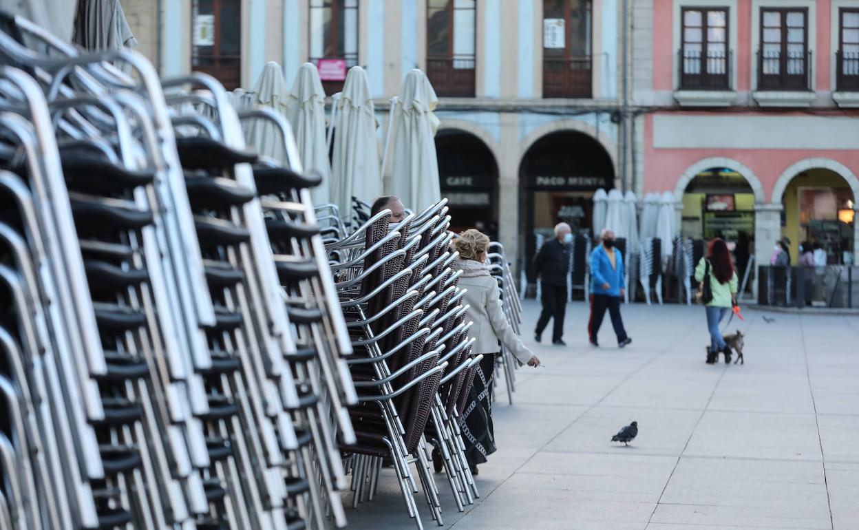 Sillas apiladas en una terraza de Avilés 