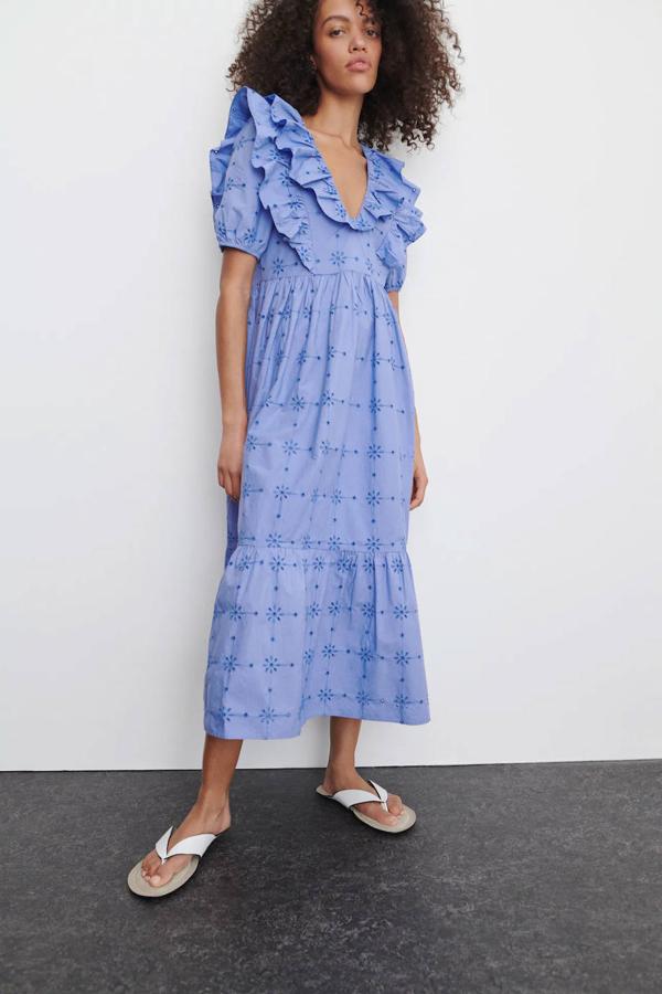 Vestido midi con detalles bordados y manga corta abullonada de Zara, 39,95 euros.