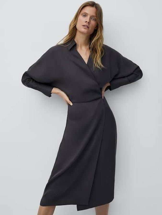 Vestido largo cruzado en color gris oscuro de Massimo Dutti, 89,95 euros.