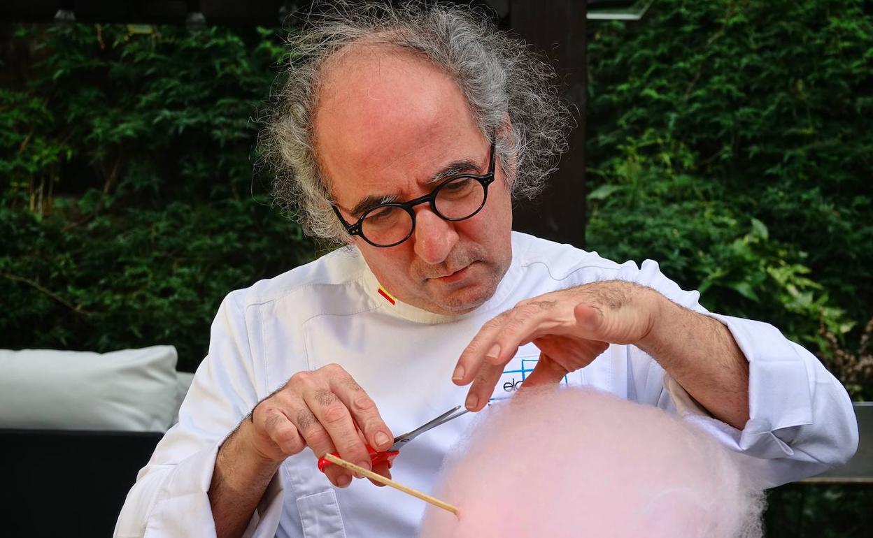 Jose Antonio Campoviejo, de El Corral del Indianu, nos prepara un postre con nube de caramelo