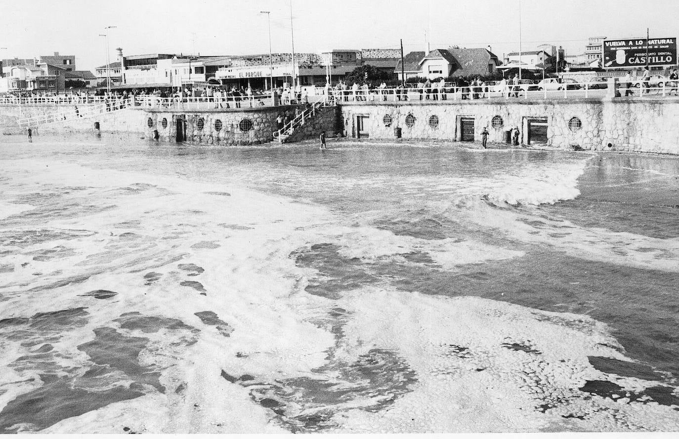 Un paseo por la historia gráfica de la playa de San Lorenzo que arranca con una reproducción de 1900 permite comprobar si el paso de los años han cambiado la orografía y el aspecto del arenal después de que el Ministerio de Transición Ecológica y el Reto Demográfico augurara en un informe que Gijón sufrirá daños anuales de 10 millones por la subida del mar debido al cambio climático