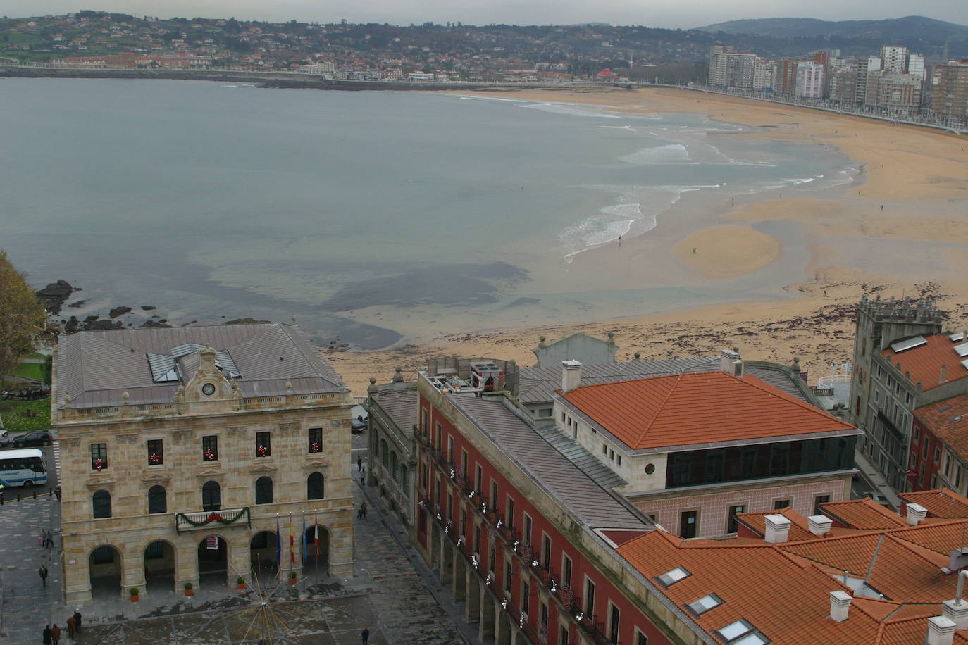 Un paseo por la historia gráfica de la playa de San Lorenzo que arranca con una reproducción de 1900 permite comprobar si el paso de los años han cambiado la orografía y el aspecto del arenal después de que el Ministerio de Transición Ecológica y el Reto Demográfico augurara en un informe que Gijón sufrirá daños anuales de 10 millones por la subida del mar debido al cambio climático