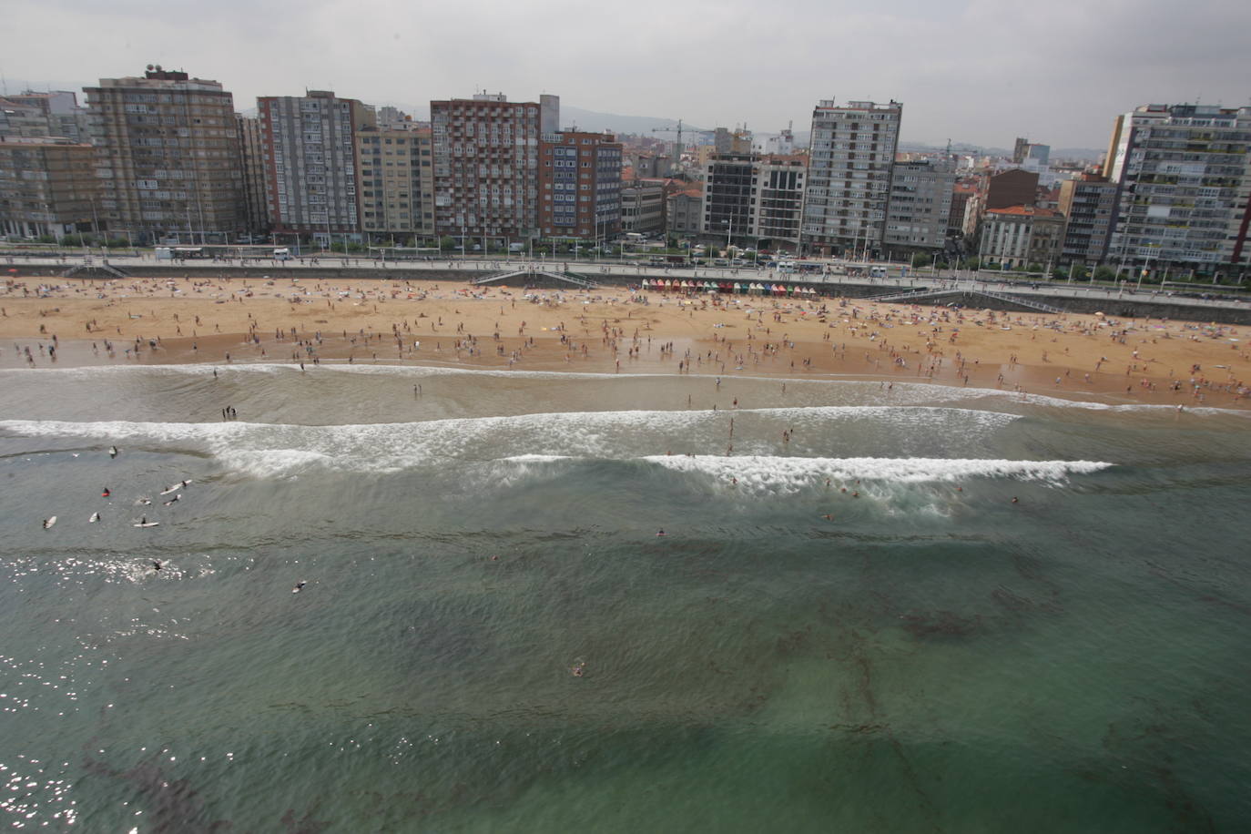 Un paseo por la historia gráfica de la playa de San Lorenzo que arranca con una reproducción de 1900 permite comprobar si el paso de los años han cambiado la orografía y el aspecto del arenal después de que el Ministerio de Transición Ecológica y el Reto Demográfico augurara en un informe que Gijón sufrirá daños anuales de 10 millones por la subida del mar debido al cambio climático