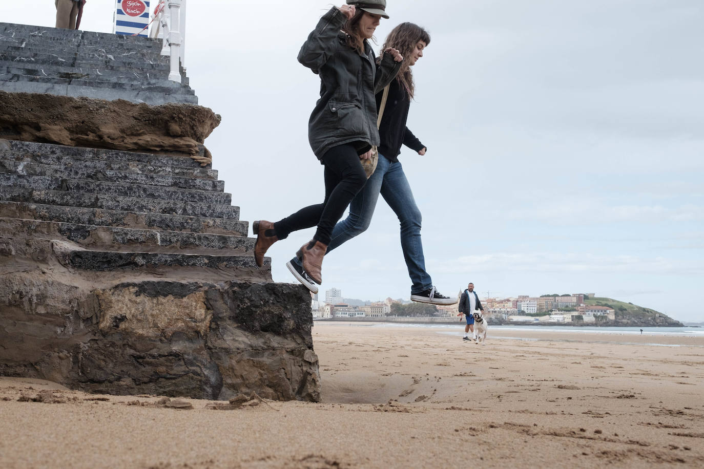 Un paseo por la historia gráfica de la playa de San Lorenzo que arranca con una reproducción de 1900 permite comprobar si el paso de los años han cambiado la orografía y el aspecto del arenal después de que el Ministerio de Transición Ecológica y el Reto Demográfico augurara en un informe que Gijón sufrirá daños anuales de 10 millones por la subida del mar debido al cambio climático