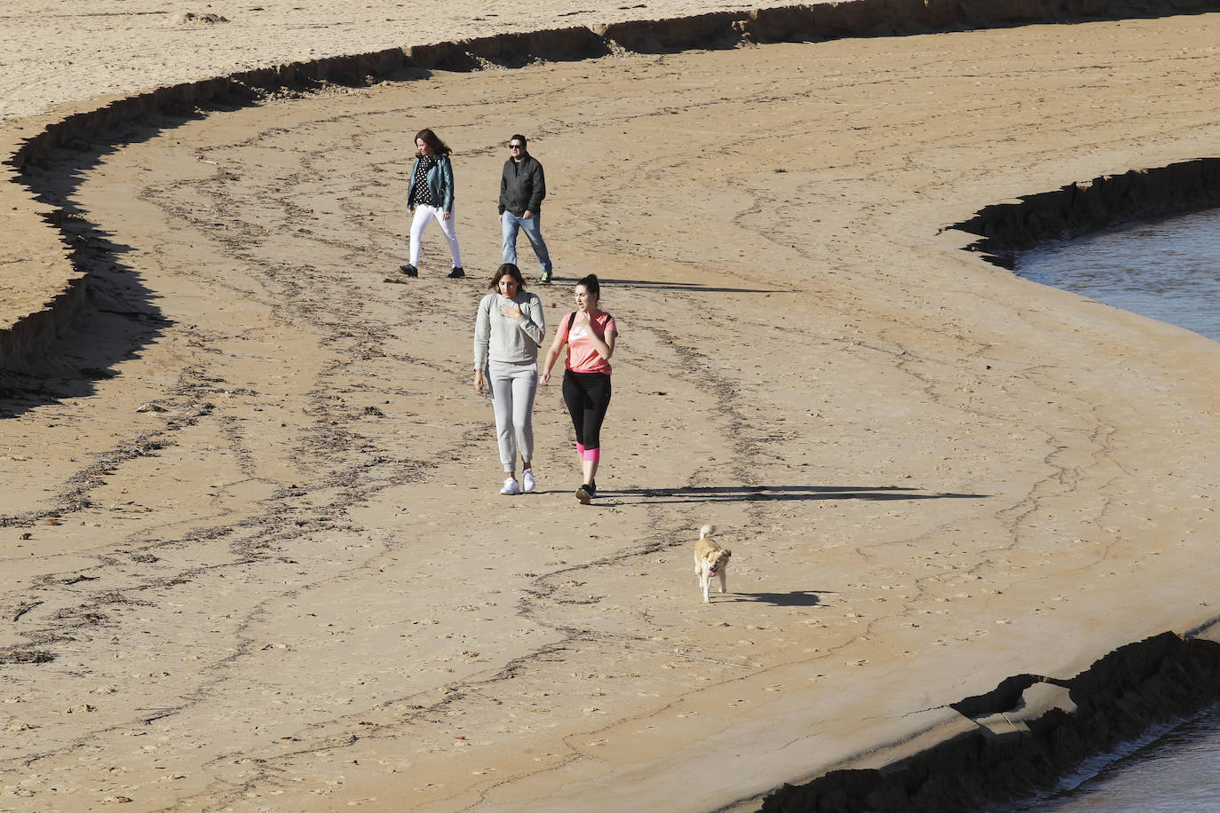 Un paseo por la historia gráfica de la playa de San Lorenzo que arranca con una reproducción de 1900 permite comprobar si el paso de los años han cambiado la orografía y el aspecto del arenal después de que el Ministerio de Transición Ecológica y el Reto Demográfico augurara en un informe que Gijón sufrirá daños anuales de 10 millones por la subida del mar debido al cambio climático