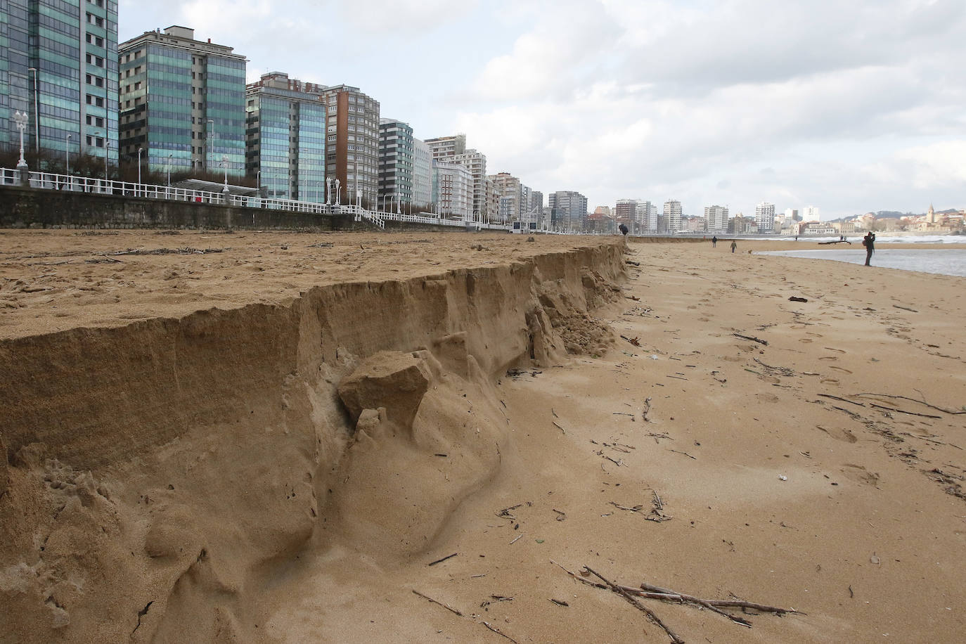 Un paseo por la historia gráfica de la playa de San Lorenzo que arranca con una reproducción de 1900 permite comprobar si el paso de los años han cambiado la orografía y el aspecto del arenal después de que el Ministerio de Transición Ecológica y el Reto Demográfico augurara en un informe que Gijón sufrirá daños anuales de 10 millones por la subida del mar debido al cambio climático