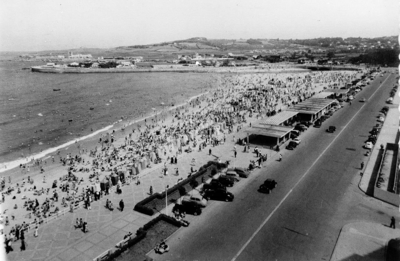 Un paseo por la historia gráfica de la playa de San Lorenzo que arranca con una reproducción de 1900 permite comprobar si el paso de los años han cambiado la orografía y el aspecto del arenal después de que el Ministerio de Transición Ecológica y el Reto Demográfico augurara en un informe que Gijón sufrirá daños anuales de 10 millones por la subida del mar debido al cambio climático