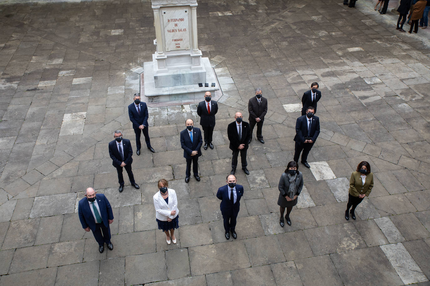 Este viernes tuvo lugar el acto de toma de posesión de los nuevos vicerrectores de la Universidad de Oviedo, en un acto celebrado en el Paraninfo del edificio histórico y al que asistieron los exrectores Santiago García Granda, Juan Vázquez y Vicente Gotor.