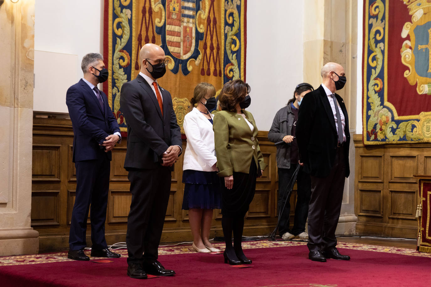 Este viernes tuvo lugar el acto de toma de posesión de los nuevos vicerrectores de la Universidad de Oviedo, en un acto celebrado en el Paraninfo del edificio histórico y al que asistieron los exrectores Santiago García Granda, Juan Vázquez y Vicente Gotor.