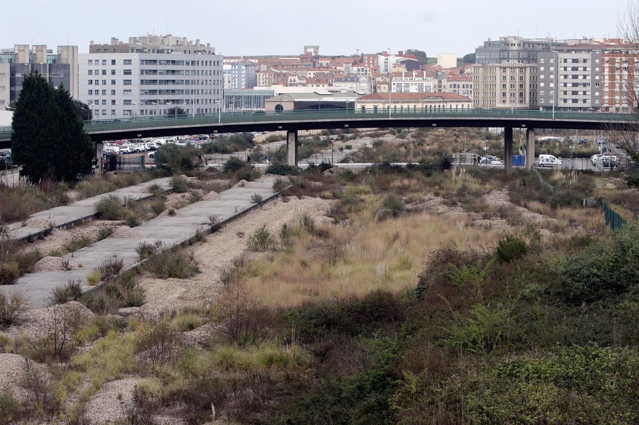 Terrenos del 'solarón' colindantes con la estación de trenes de Sanz Crespo, que está a la derecha de la imagen. 