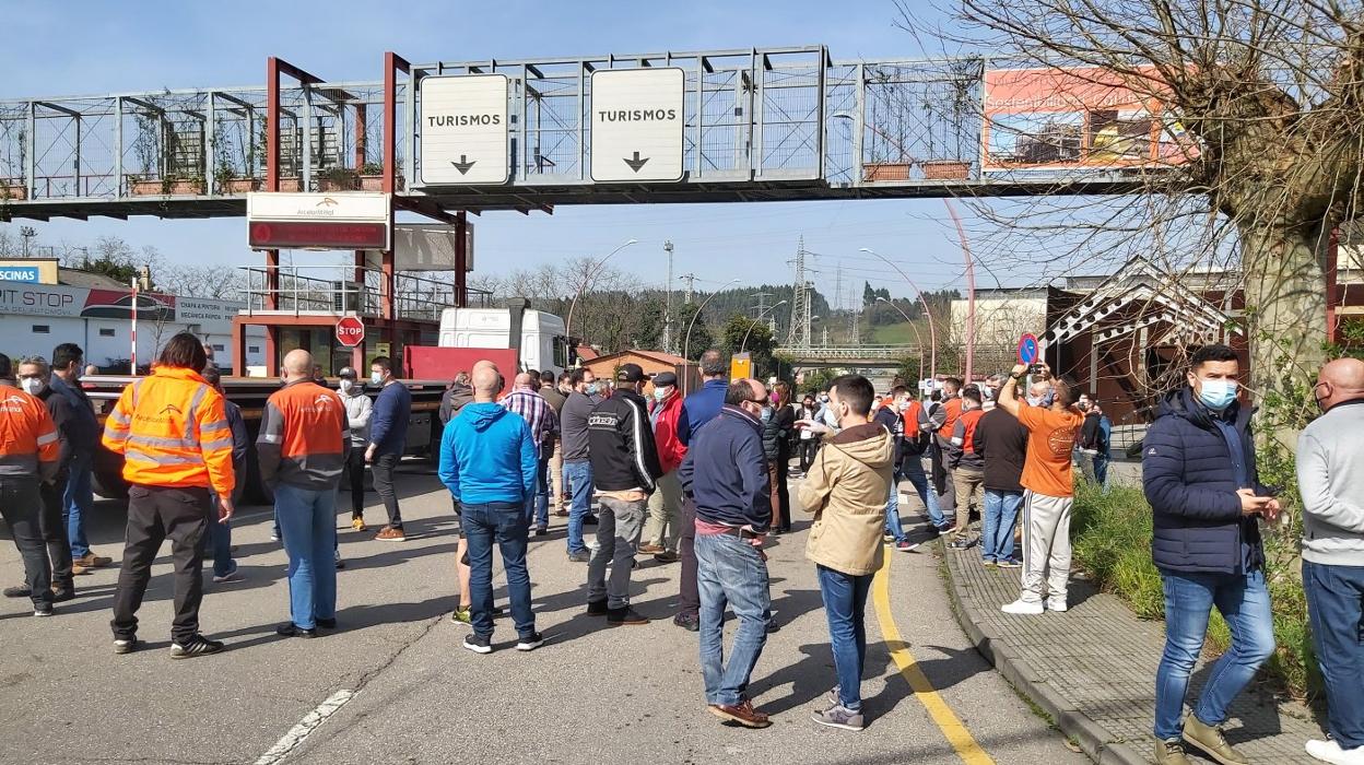 Los trabajadores de la multinacional se concentraron ayer durante una hora en el acceso a ArcelorMittal de Trasona. 