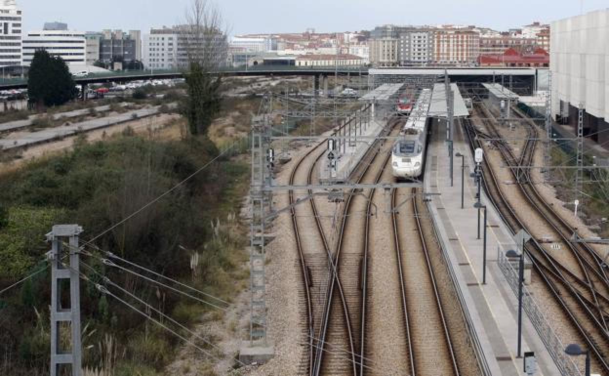 Trenes en los andenes de la estación provisional de ferrocarril de Sanz Crespo.