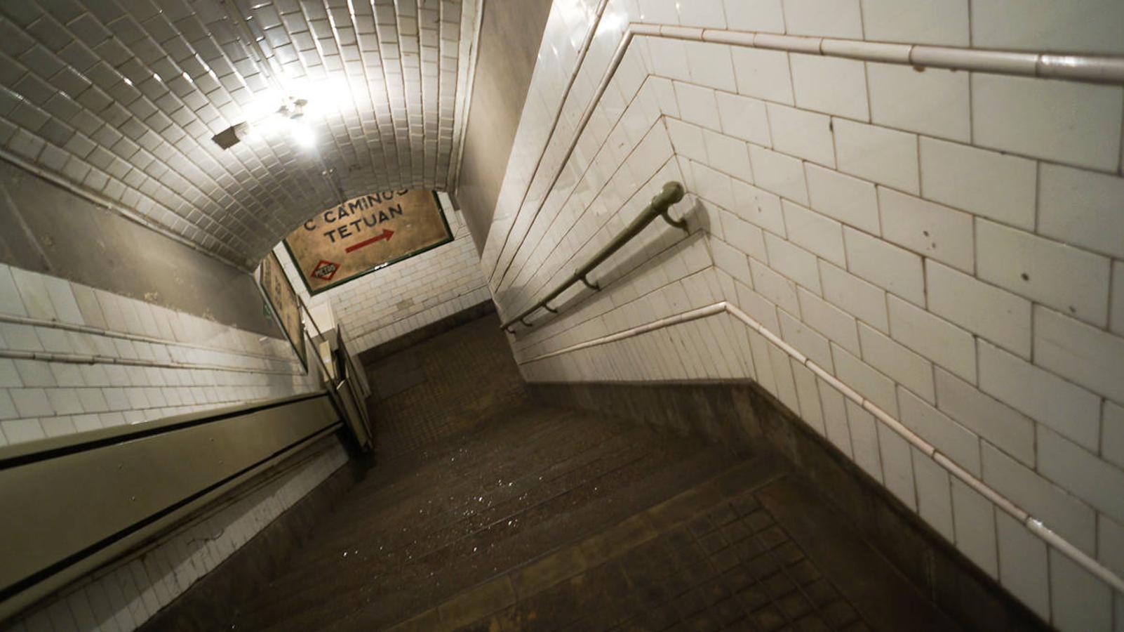 ESTACIÓN DE CHAMBERÍ (MADRID) | De hecho, la Junta de Defensa de Madrid tuvo que afrontar problemas relacionados con las condiciones de higiene y salubridad en las que se encontraban los rincones de la red subterránea donde se refugiaron miles de personas durante el asedio a la capital.