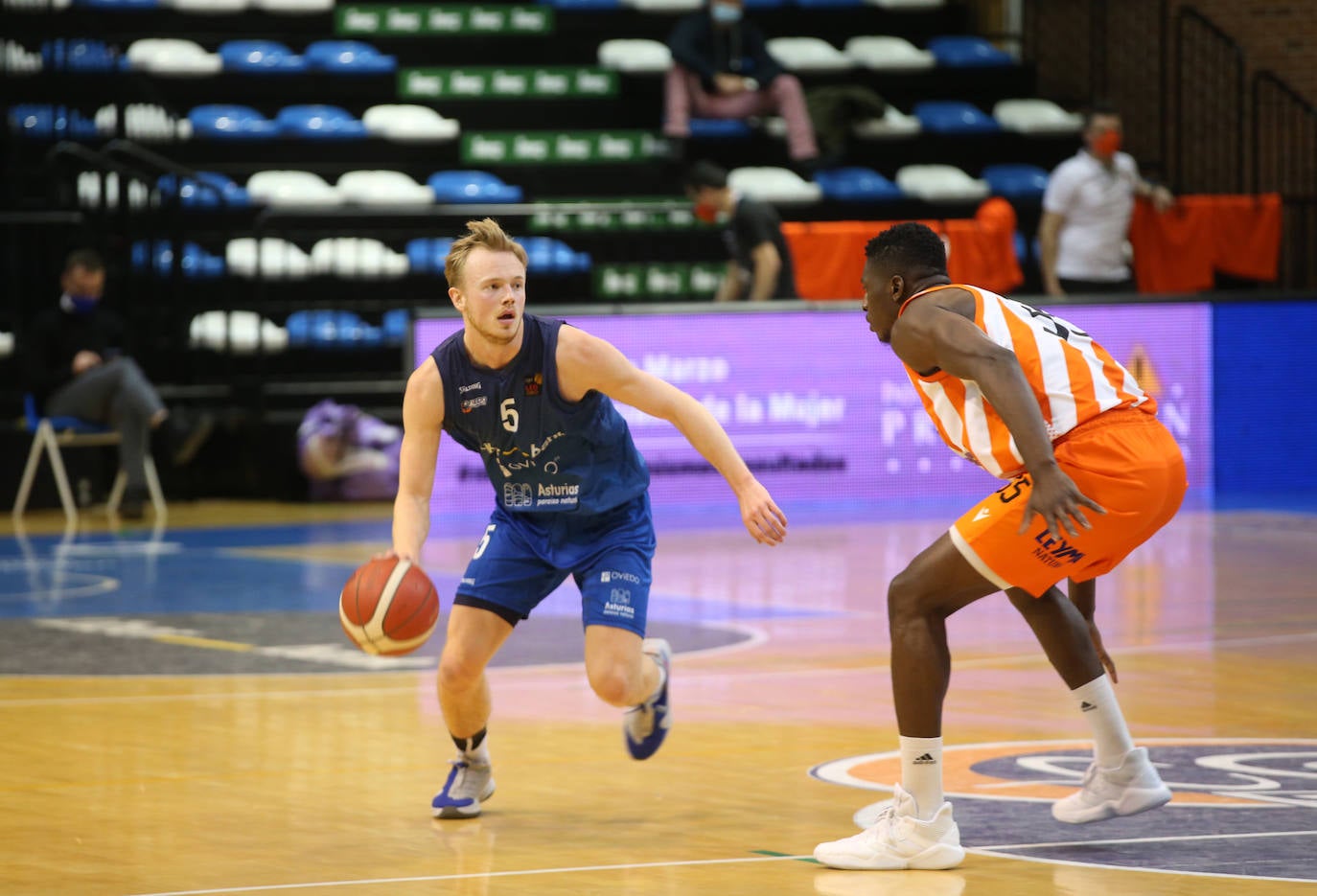 El Liberbank Oviedo cerró la primera fase de la LEB Oro, con un triunfo de gran valor ante el Leyma Coruña. Los ovetenses llegaron a ir quince puntos por debajo en el marcador.