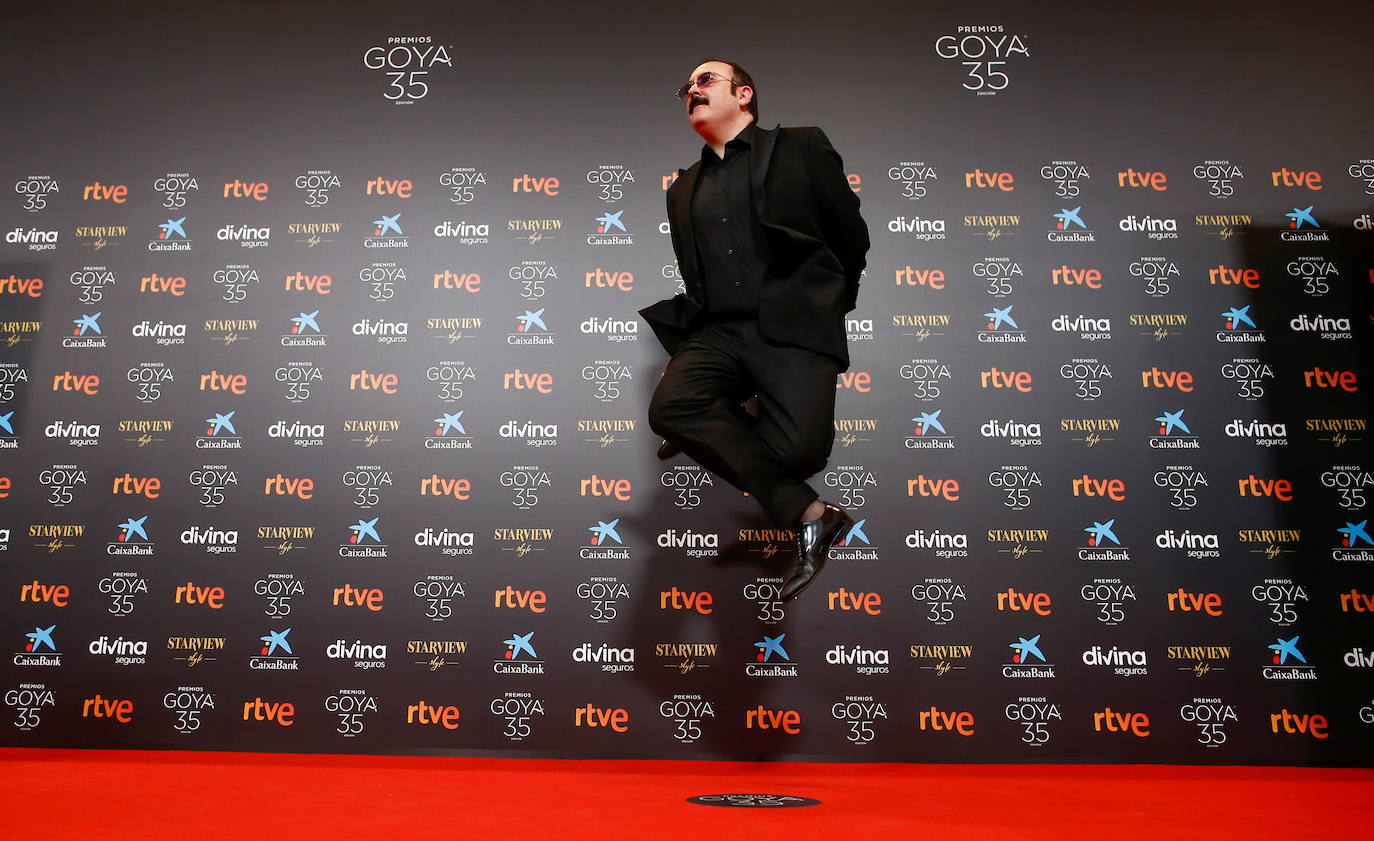 En una ceremonia de los Premios Goya atípica a causa de las restricciones, no podía faltar la alfombra roja, donde tanto como mujeres como hombres lucieron sus mejores galas. 