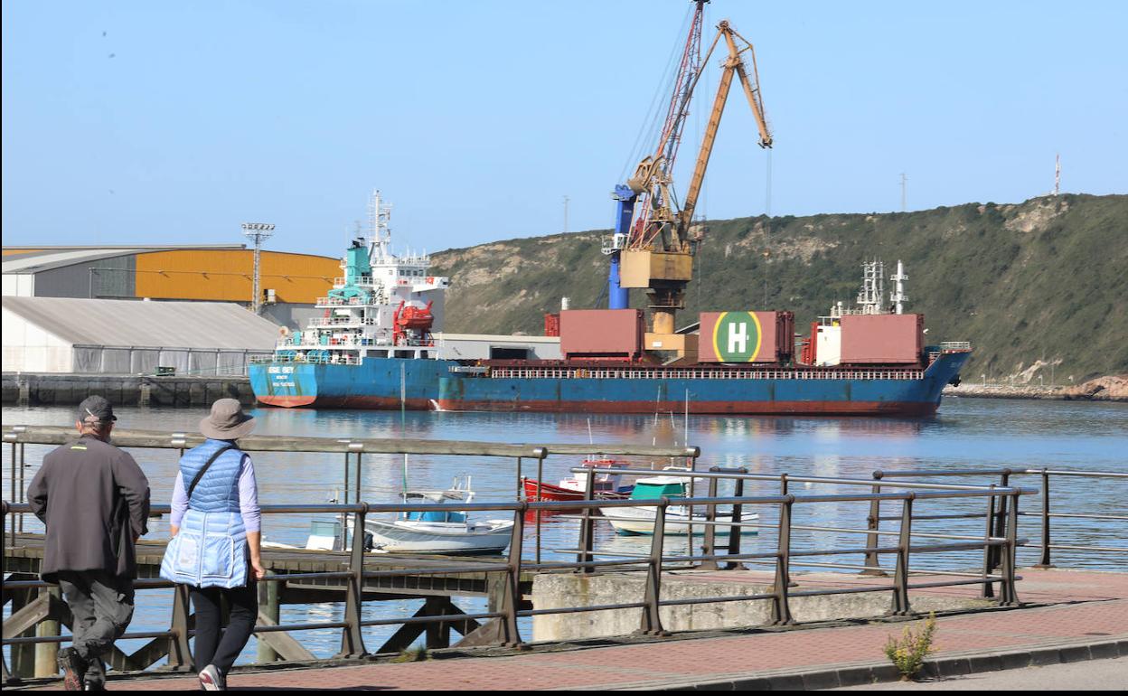 Una de las propuestas incluye una senda peatonal en la margen derecha de la ría. 