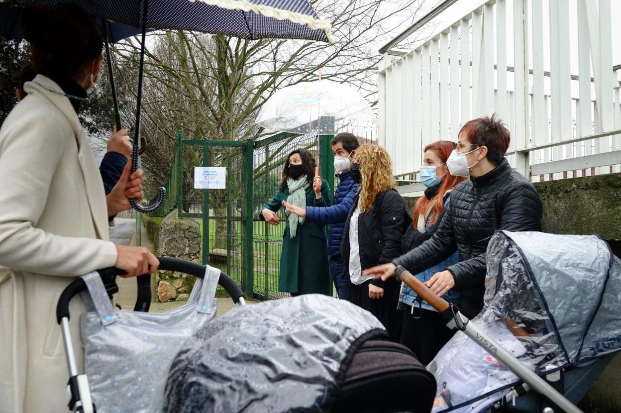 Familias reunidas ayer con Podemos en la escuela de Posada. 