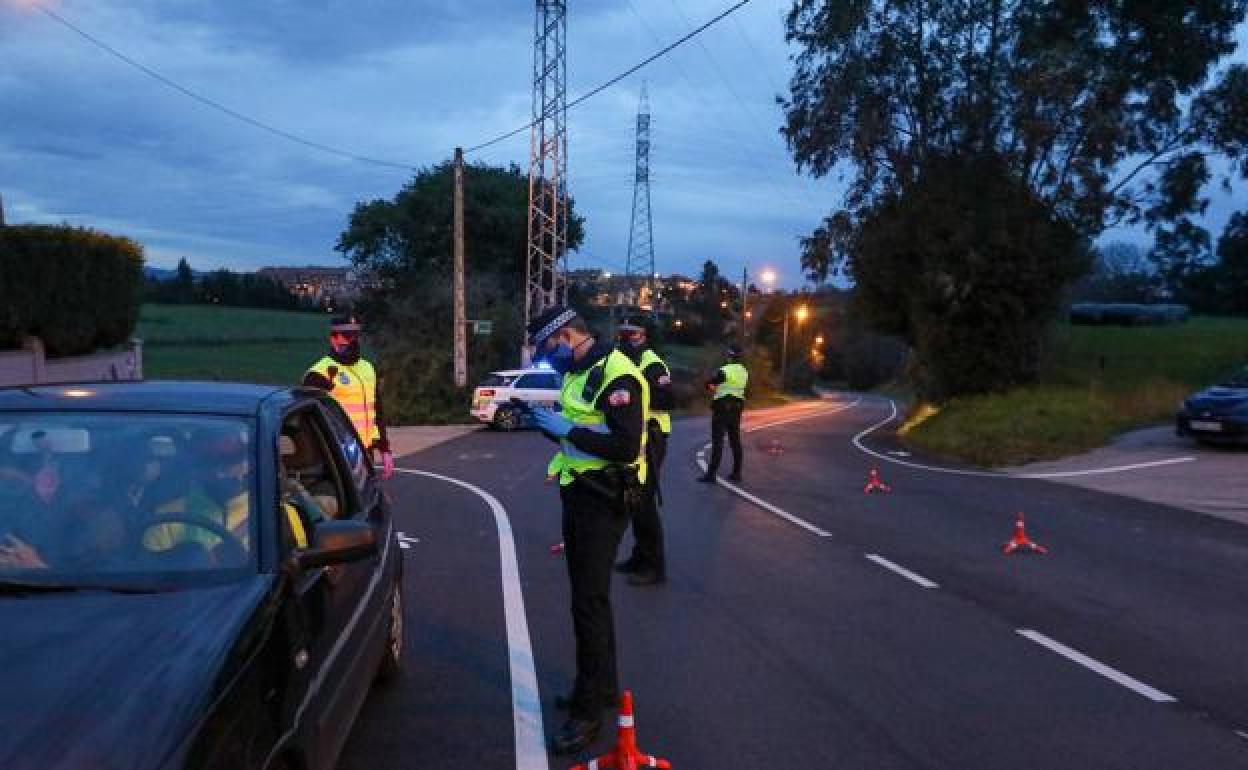 Agentes de la Policía Local de Avilés durante un control rutinario de tráfico. 