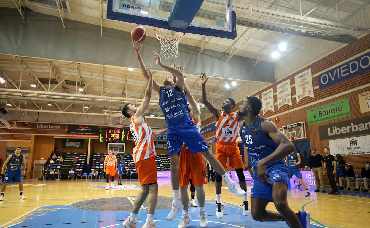 Jugada del partido del Liberbank Oviedo este sábado. 