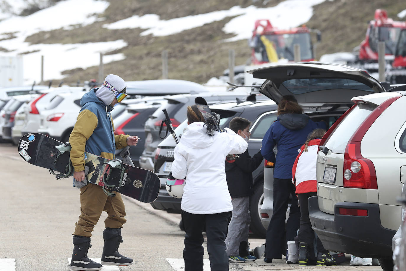 El final del cierre perimetral en las principales ciudades de Asturias provocó que fueran muchos los aficionados al esquí que se acercaran hasta la estación allerana.