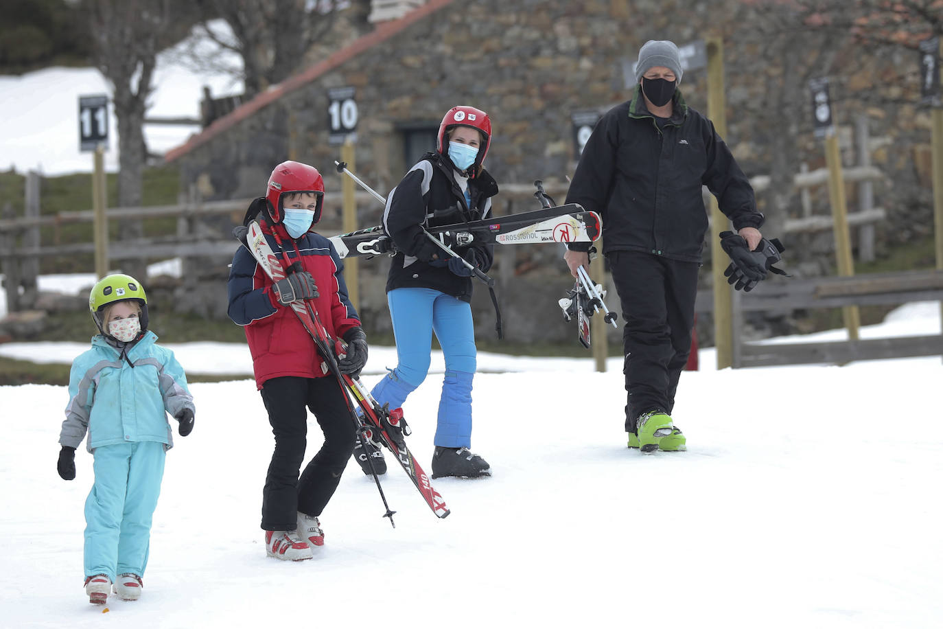 El final del cierre perimetral en las principales ciudades de Asturias provocó que fueran muchos los aficionados al esquí que se acercaran hasta la estación allerana.