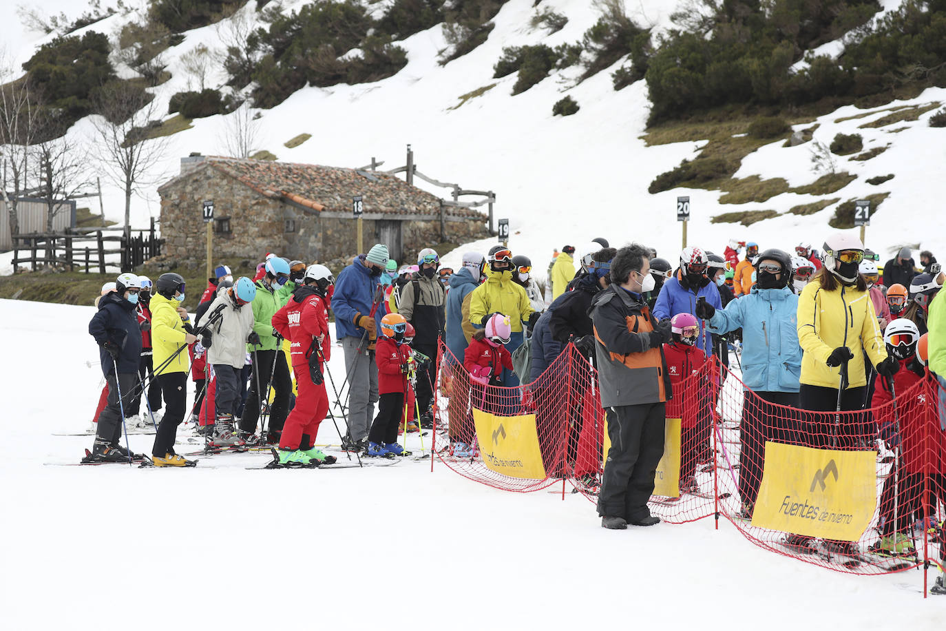 El final del cierre perimetral en las principales ciudades de Asturias provocó que fueran muchos los aficionados al esquí que se acercaran hasta la estación allerana.