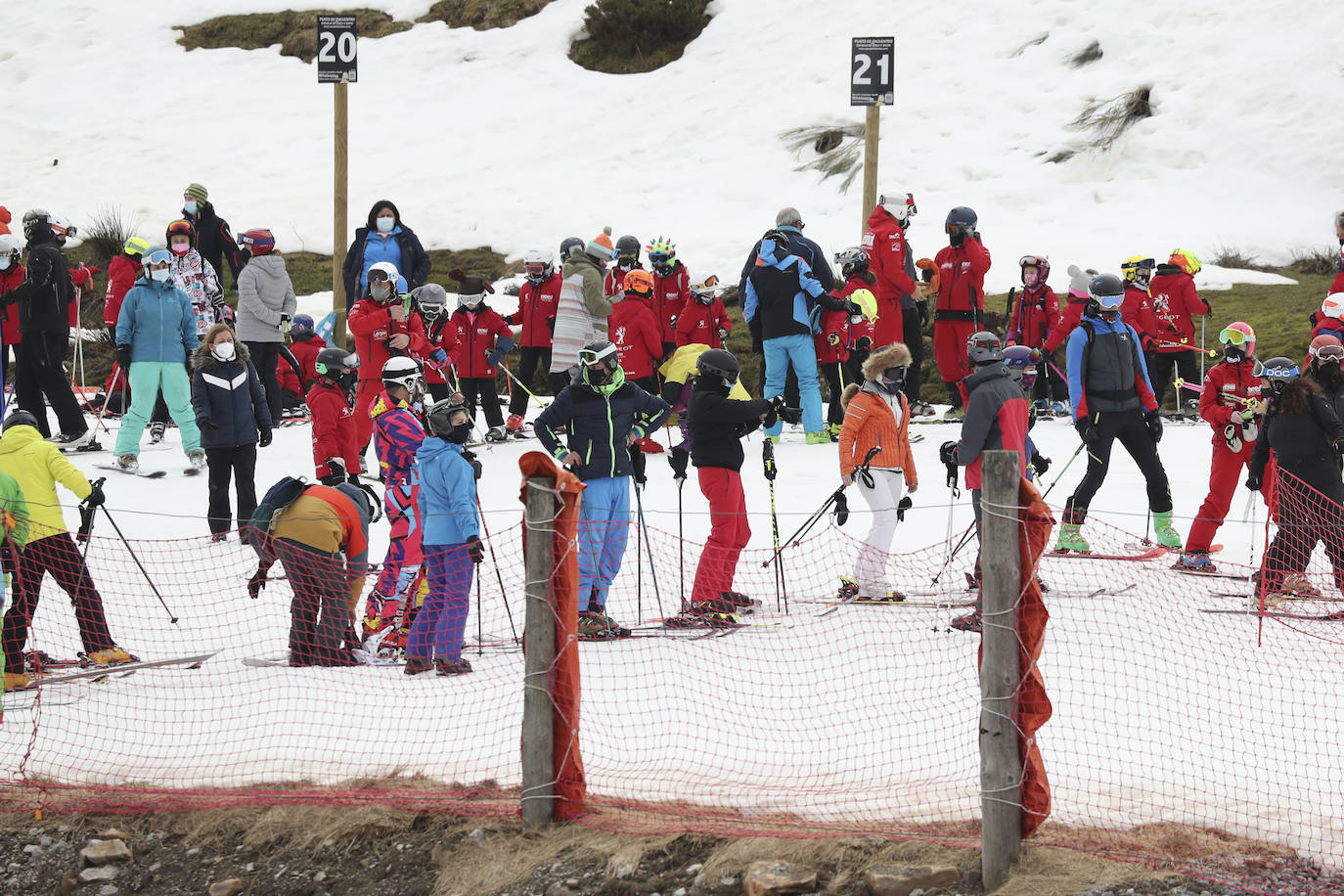 El final del cierre perimetral en las principales ciudades de Asturias provocó que fueran muchos los aficionados al esquí que se acercaran hasta la estación allerana.