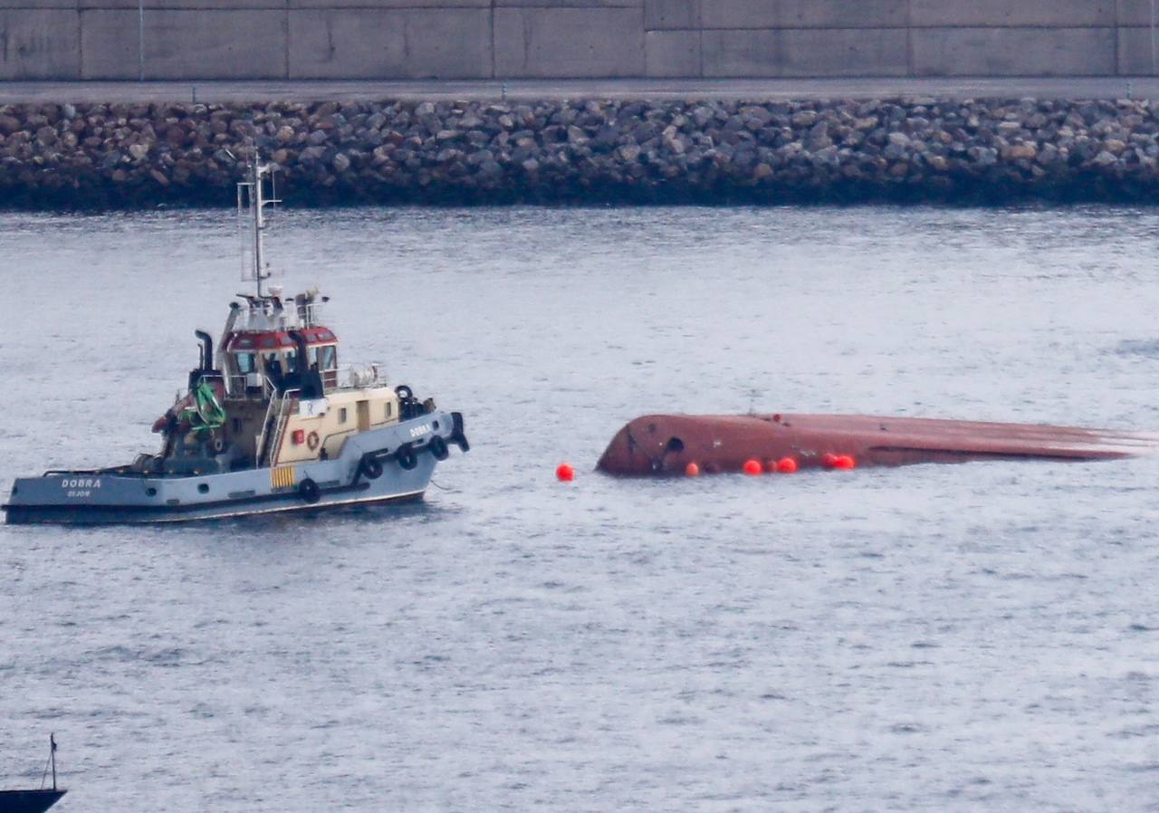 El barco que los narcos intentaron hundir con un cargamento de droga en Ribadeo ha sido arrastrado hasta Gijón para revisar si quedan fardos en su interior